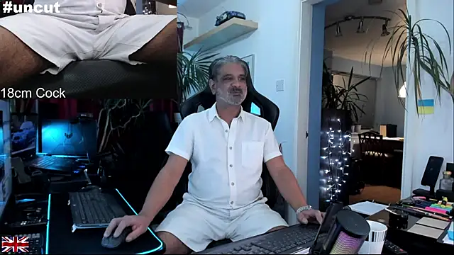 Snapshot of OnlineBossUK chatting on November 24, 2025, 6:18 pm OnlineBossUK online show from November 24, 2025, 6:18 pm