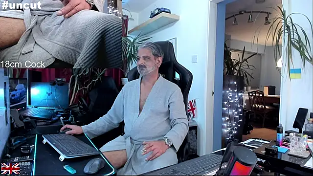 Snapshot of OnlineBossUK chatting on November 25, 2025, 6:24 am OnlineBossUK online show from November 25, 2025, 6:24 am