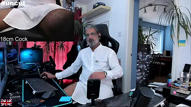 Snapshot of OnlineBossUK chatting on November 29, 2025, 1:03 pm OnlineBossUK online show from November 29, 2025, 1:03 pm