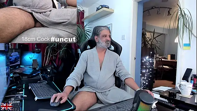 Snapshot of OnlineBossUK chatting on December 13, 2025, 11:21 pm OnlineBossUK online show from December 13, 2025, 11:21 pm