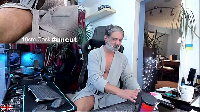 Snapshot of OnlineBossUK chatting on December 16, 2025, 12:59 am OnlineBossUK online show from December 16, 2025, 12:59 am