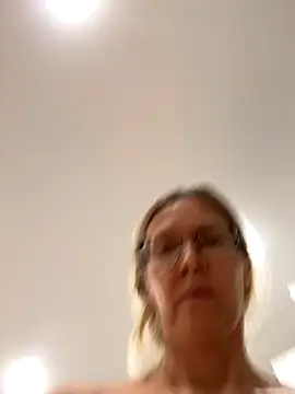 Snapshot of angelmommu chatting on November 19, 2025, 4:29 pm angelmommu online show from November 19, 2025, 4:29 pm