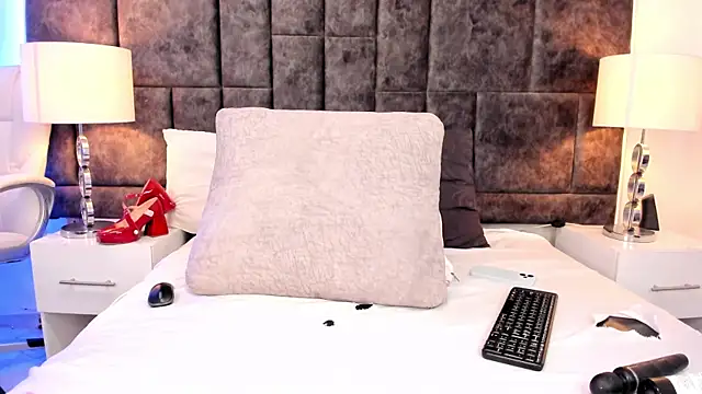 Snapshot of Petit-Rosse chatting on January 10, 2025, 1:21 am Petit-Rosse online show from January 10, 2025, 1:21 am