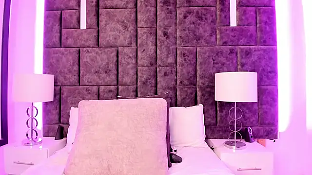 Snapshot of Petit-Rosse chatting on February 5, 2025, 8:35 pm Petit-Rosse online show from February 5, 2025, 8:35 pm