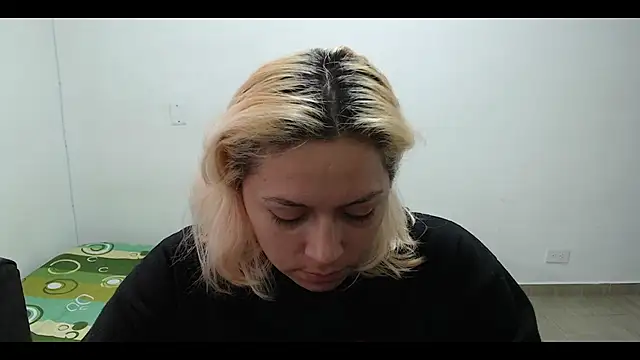 Snapshot of MommyMiaWs chatting on February 5, 2025, 4:14 pm MommyMiaWs online show from February 5, 2025, 4:14 pm