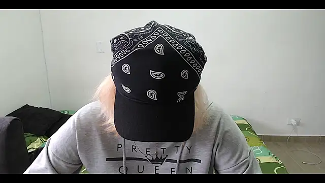 Snapshot of MommyMiaWs chatting on February 14, 2025, 12:25 pm MommyMiaWs online show from February 14, 2025, 12:25 pm