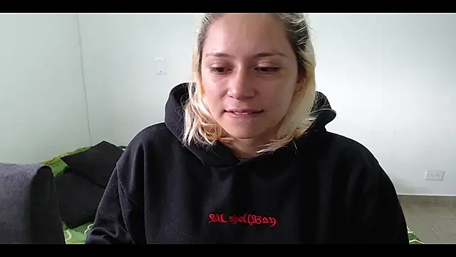 Snapshot of MommyMiaWs chatting on February 16, 2025, 12:54 pm MommyMiaWs online show from February 16, 2025, 12:54 pm