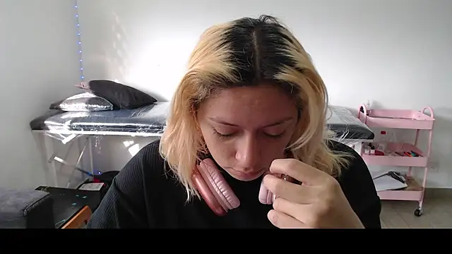 Snapshot of MommyMiaWs chatting on March 3, 2025, 12:48 pm MommyMiaWs online show from March 3, 2025, 12:48 pm