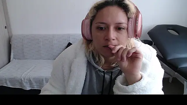 Snapshot of MommyMiaWs chatting on March 8, 2025, 1:03 pm MommyMiaWs online show from March 8, 2025, 1:03 pm