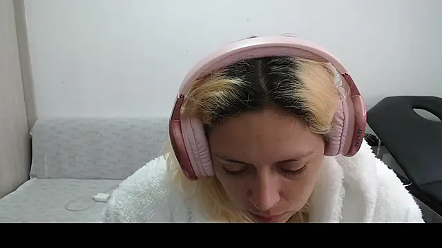 Snapshot of MommyMiaWs chatting on March 10, 2025, 4:03 pm MommyMiaWs online show from March 10, 2025, 4:03 pm