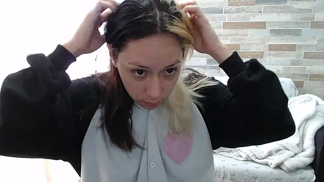 Snapshot of MommyMiaWs chatting on October 10, 2025, 12:26 pm MommyMiaWs online show from October 10, 2025, 12:26 pm