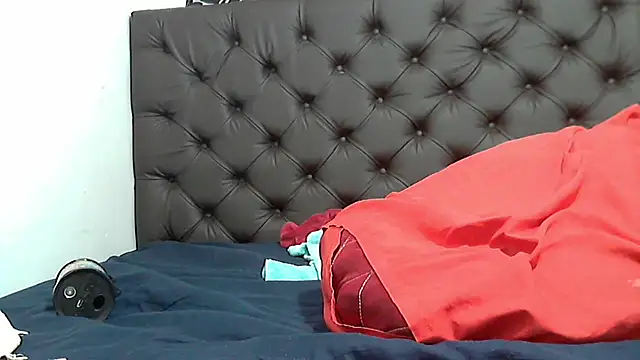 Snapshot of sluttylaura21 chatting on March 9, 2025, 2:43 pm sluttylaura21 online show from March 9, 2025, 2:43 pm