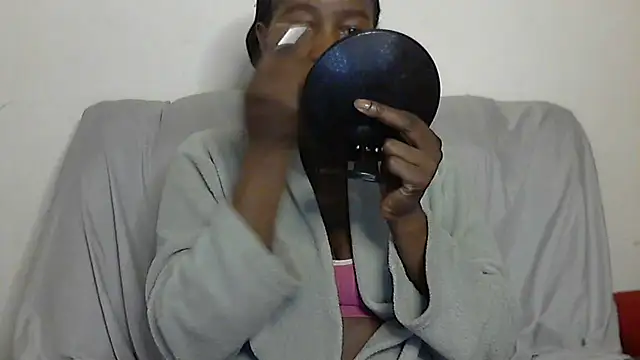 Snapshot of sluttylaura21 chatting on March 16, 2025, 12:01 am sluttylaura21 online show from March 16, 2025, 12:01 am