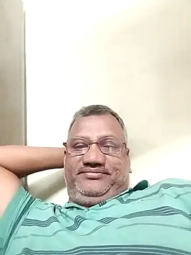 StarPacifist6 online show from December 17, 2025, 4:13 pm