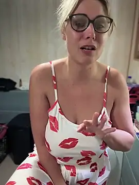 Snapshot of Leanymphoo chatting on October 3, 2025, 8:33 am Leanymphoo online show from October 3, 2025, 8:33 am