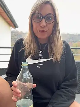 Snapshot of Leanymphoo chatting on October 19, 2025, 9:54 am Leanymphoo online show from October 19, 2025, 9:54 am