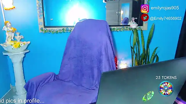 Snapshot of EmiTranny chatting on December 28, 2024, 9:08 pm EmiTranny online show from December 28, 2024, 9:08 pm