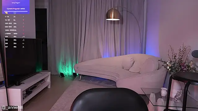 Snapshot of anniehillofficial chatting on January 15, 2025, 7:55 pm anniehillofficial online show from January 15, 2025, 7:55 pm