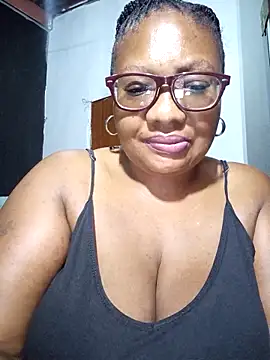 Snapshot of YELLOW_BONE chatting on February 25, 2025, 12:58 am YELLOW BONE online show from February 25, 2025, 12:58 am