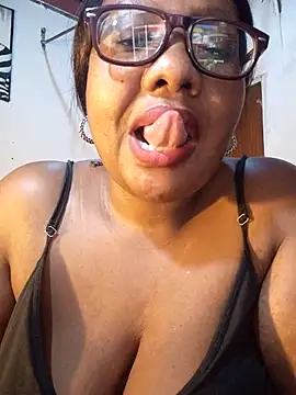 Snapshot of YELLOW_BONE chatting on November 26, 2025, 8:54 pm YELLOW BONE online show from November 26, 2025, 8:54 pm