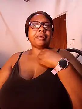 Snapshot of YELLOW_BONE chatting on December 2, 2025, 8:37 pm YELLOW BONE online show from December 2, 2025, 8:37 pm