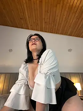 Snapshot of adriana71 chatting on October 10, 2025, 4:33 am adriana71 online show from October 10, 2025, 4:33 am