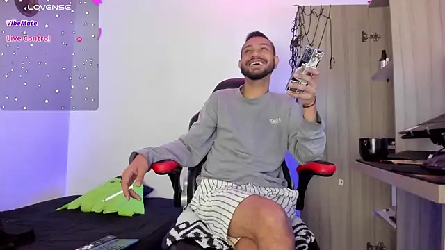 Snapshot of Aron_Baylor chatting on October 14, 2025, 11:27 pm Aron Baylor online show from October 14, 2025, 11:27 pm