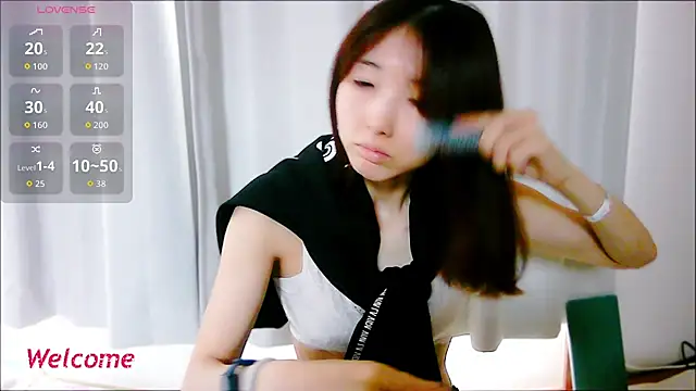Snapshot of Love_me_Eri_ chatting on October 6, 2025, 12:19 am Love me Eri online show from October 6, 2025, 12:19 am
