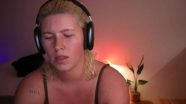 moonamii online show from January 16, 2025, 8:46 pm