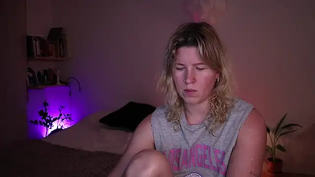 moonamii online show from December 3, 2025, 8:29 pm