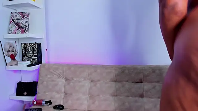 Snapshot of SofiaSweet_ chatting on March 7, 2025, 11:27 pm SofiaSweet online show from March 7, 2025, 11:27 pm