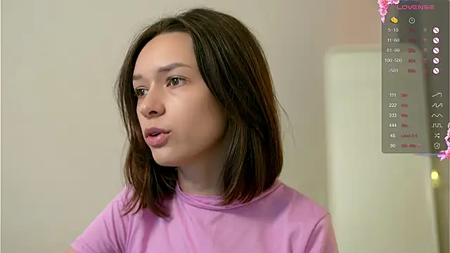 Snapshot of VivianLy_ chatting on December 10, 2024, 11:00 am VivianLy online show from December 10, 2024, 11:00 am