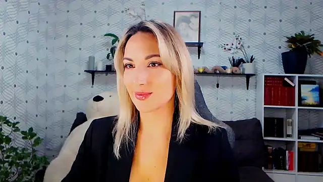 Snapshot of MillaXQueen chatting on November 11, 2025, 2:28 pm MillaXQueen online show from November 11, 2025, 2:28 pm