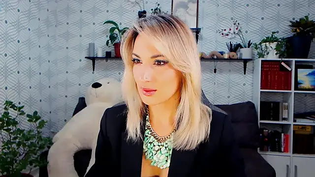 Snapshot of MillaXQueen chatting on November 18, 2025, 2:43 pm MillaXQueen online show from November 18, 2025, 2:43 pm