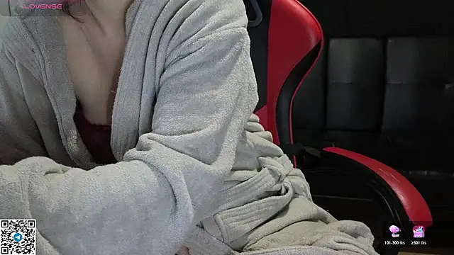 Mia G0ld online show from November 9, 2025, 3:43 pm