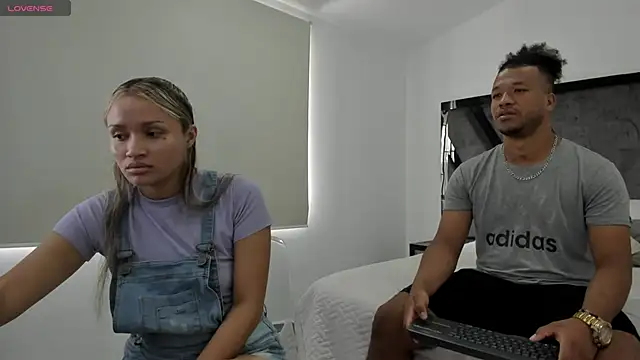 Snapshot of AnnieAndStefan chatting on January 8, 2025, 2:46 pm AnnieAndStefan online show from January 8, 2025, 2:46 pm