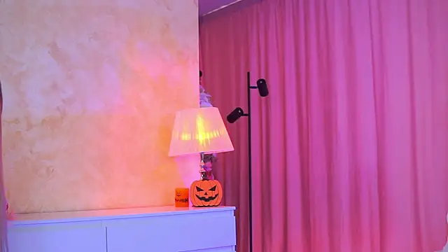 ArtTeasee online show from November 6, 2025, 9:32 am