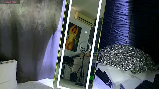 moniqque online show from March 20, 2025, 11:38 am