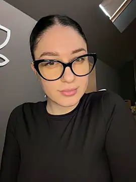 moniqque online show from November 12, 2025, 6:58 am