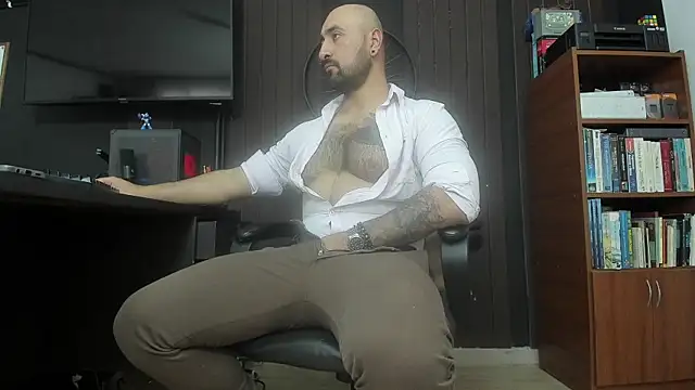 Snapshot of Leon_1234 chatting on November 18, 2025, 7:07 pm Leon 1234 online show from November 18, 2025, 7:07 pm