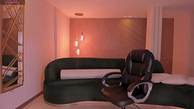 Snapshot of BiancaPierce chatting on February 19, 2025, 11:06 am BiancaPierce online show from February 19, 2025, 11:06 am