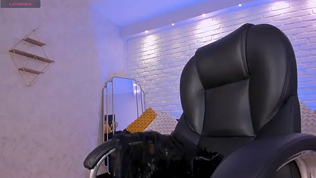 Snapshot of BiancaPierce chatting on October 31, 2025, 12:17 pm BiancaPierce online show from October 31, 2025, 12:17 pm