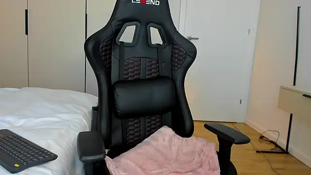 Snapshot of june_desire chatting on January 11, 2025, 2:04 pm june desire online show from January 11, 2025, 2:04 pm