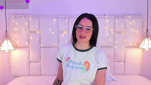 SarahSophia  online show from February 3, 2025, 11:42 am