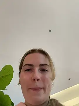 Snapshot of KissMissAngela chatting on March 11, 2025, 4:18 pm KissMissAngela online show from March 11, 2025, 4:18 pm