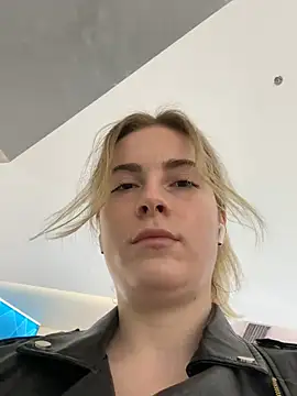 Snapshot of KissMissAngela chatting on March 13, 2025, 12:35 pm KissMissAngela online show from March 13, 2025, 12:35 pm