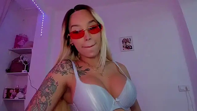  viioletweekend  online show from November 28, 2025, 8:44 pm