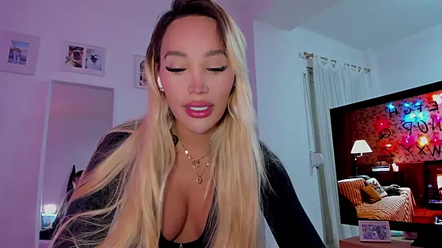  viioletweekend  online show from December 16, 2025, 8:47 pm