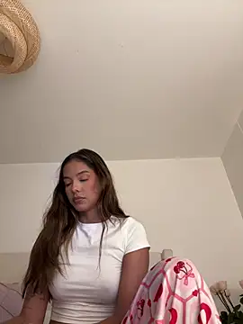 Bella cutte  online show from December 1, 2025, 11:10 pm