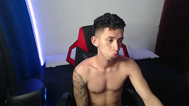 Snapshot of stevenSEX123 chatting on January 10, 2025, 1:32 am stevenSEX123 online show from January 10, 2025, 1:32 am